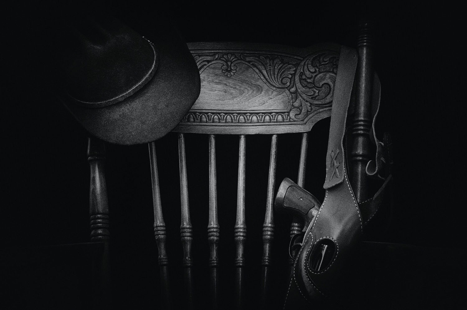 krzesło z kapeluszem i bronią