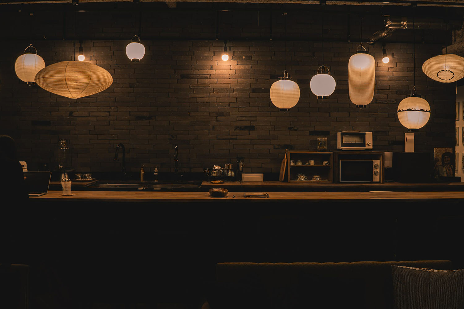 bar ze światłami LED