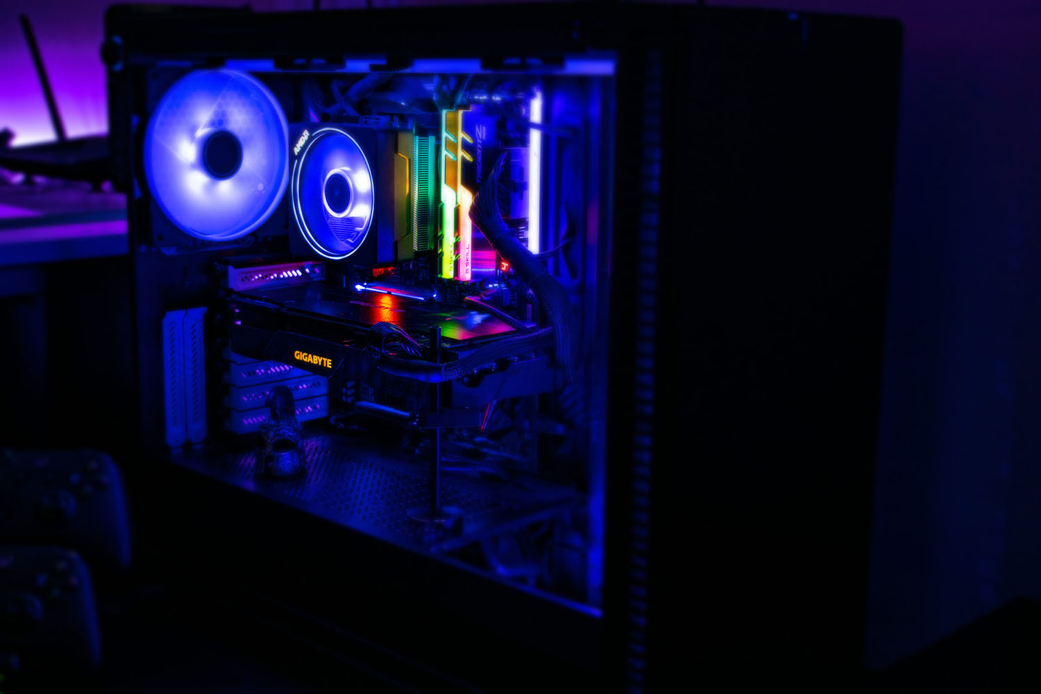 komputer PC z oświetleniem LED RGB